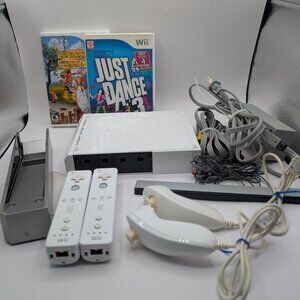 Wii console RVL-001 bundle white with 2 games - TESTED